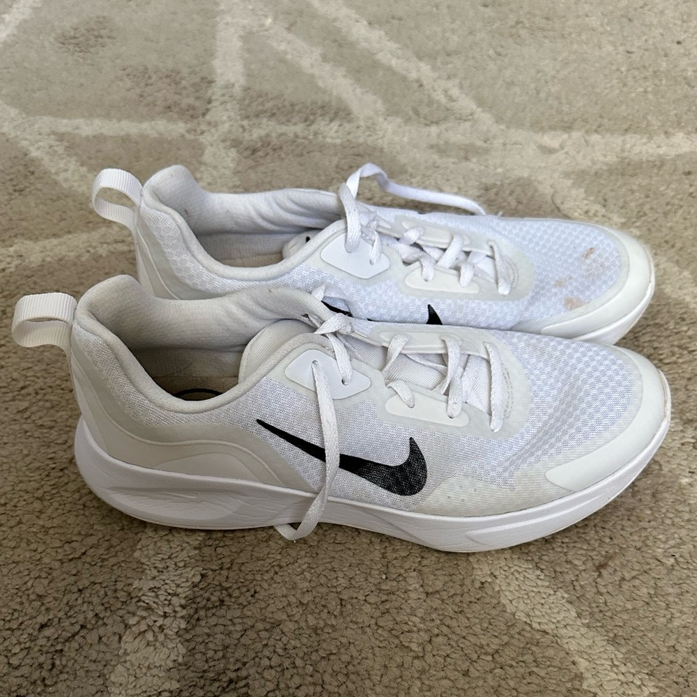 Women’s Nike tennis shoes